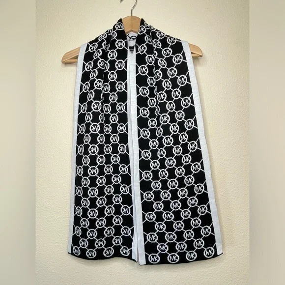 Michael Kors winter scarf - Picture 2 of 6